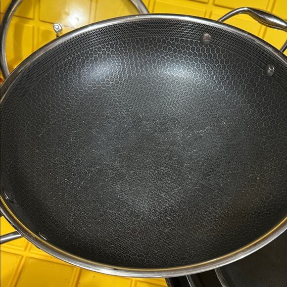 HEXCLAD 6 Piece Nonstick Stainless Steel Frying Pan Set 8”, 10” 12” and Wok $600 - Picture 3 of 12